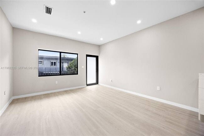 Photo - 630 NE 166th St Unidad 3