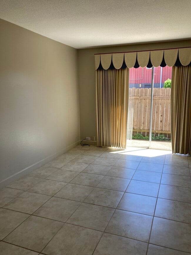 Photo - 3320 N Arnoult Rd Unidad 110