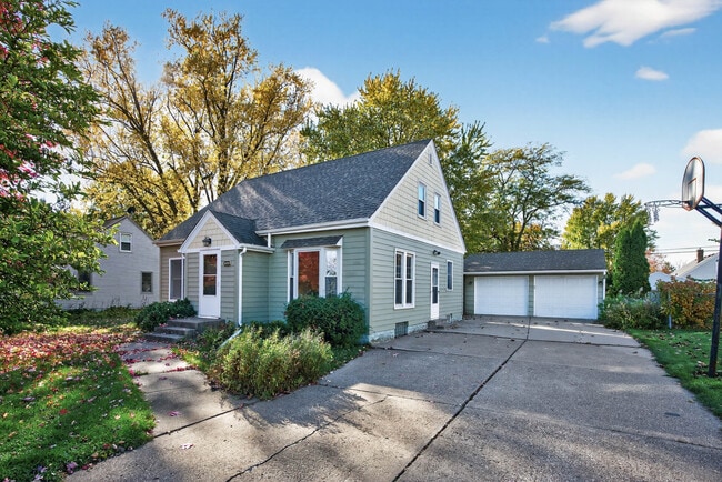 Photo - 1049 Sterling St N