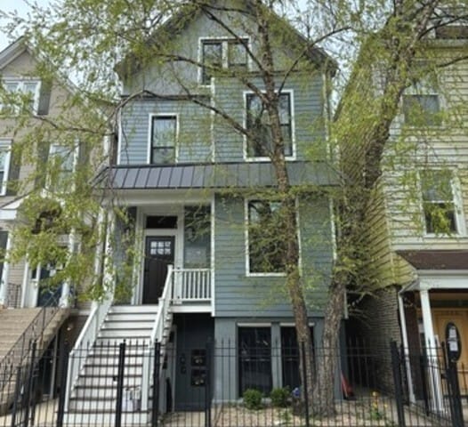 Photo - 1040 W Roscoe St House
