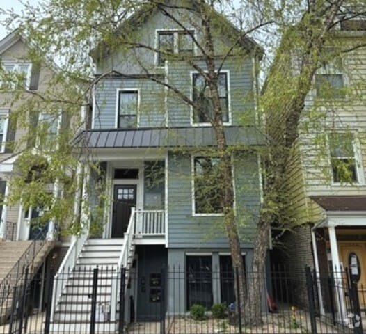 Building Photo - 1040 W Roscoe St Rental