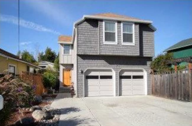 4-Bedroom Home Near the Beach - 4-Bedroom Home Near the Beach