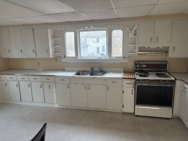 Photo - 134 E Main St Unidad down stairs