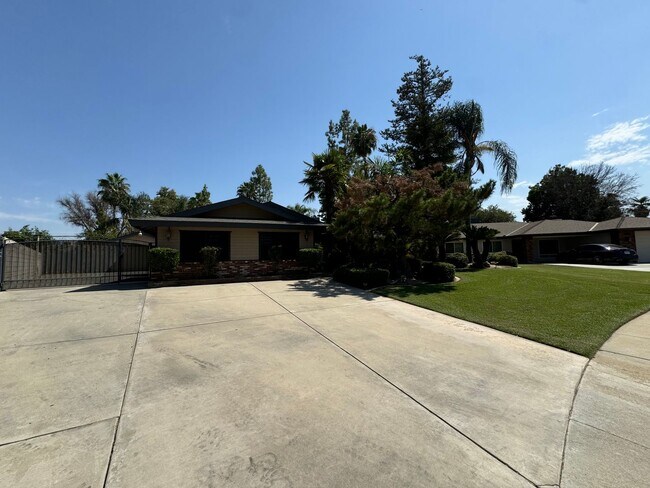 Photo - NW Bakersfield home with a pool!