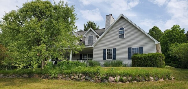 Spacious 5 Bedroom Executive Level Home - Spacious 5 Bedroom Executive Level Home