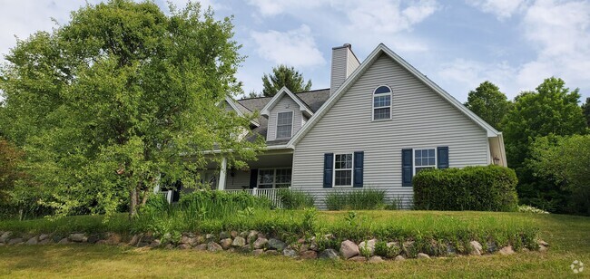 Building Photo - Spacious 5 Bedroom Executive Level Home