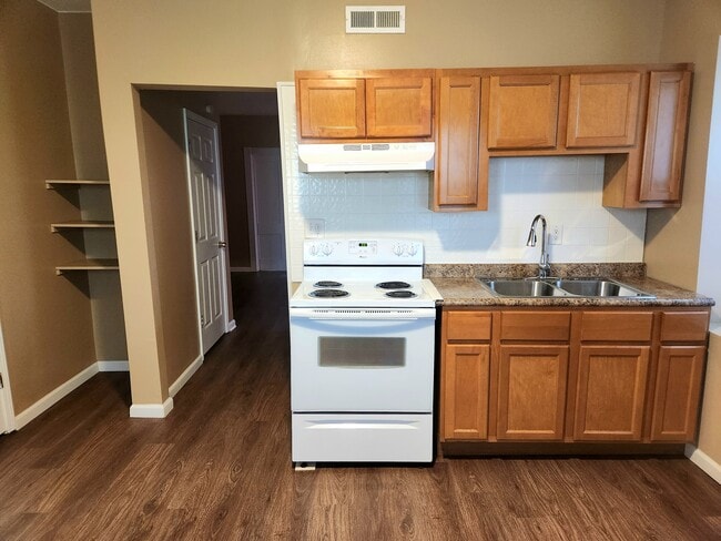 Building Photo - 2806 Iowa Ave Unit 2F Rental