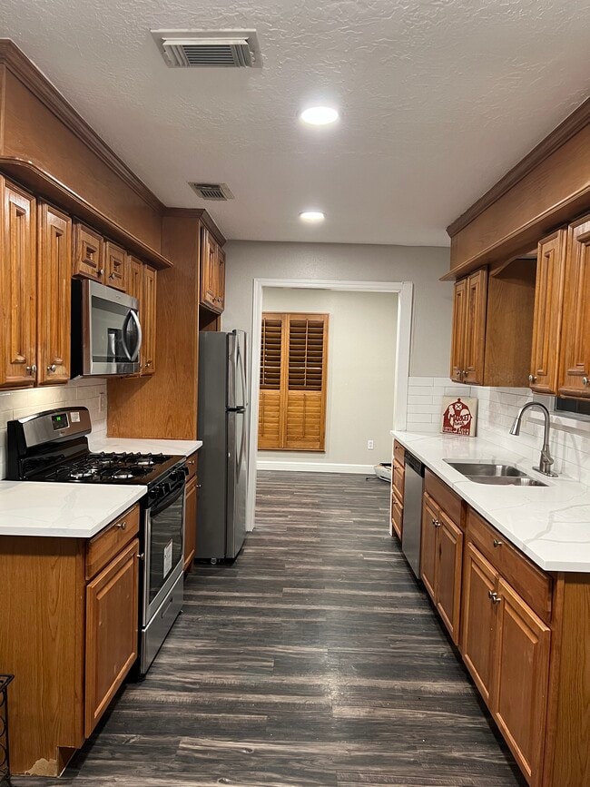 Building Photo - 10914 Clear Fork Dr