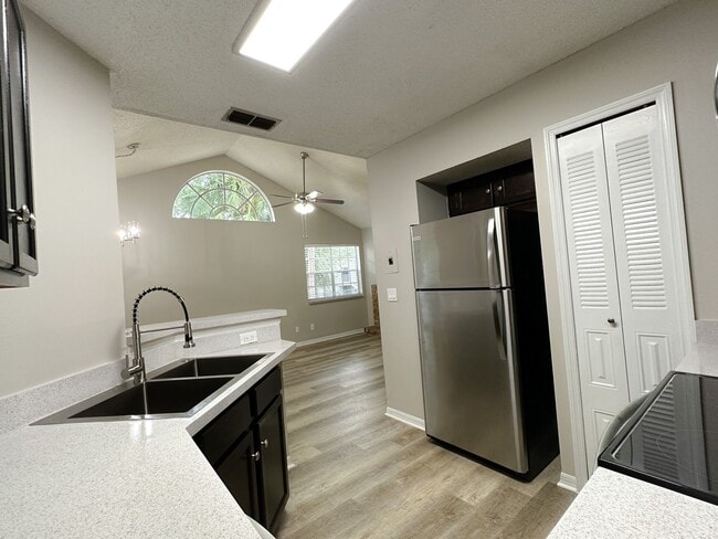 Photo - HIDDEN VILLAGE • 2 bd • 2 ba • 792 ft² HEATHROW AREA) Unidad 963 HC 203