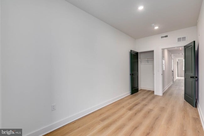 Building Photo - 1224 W Silver St