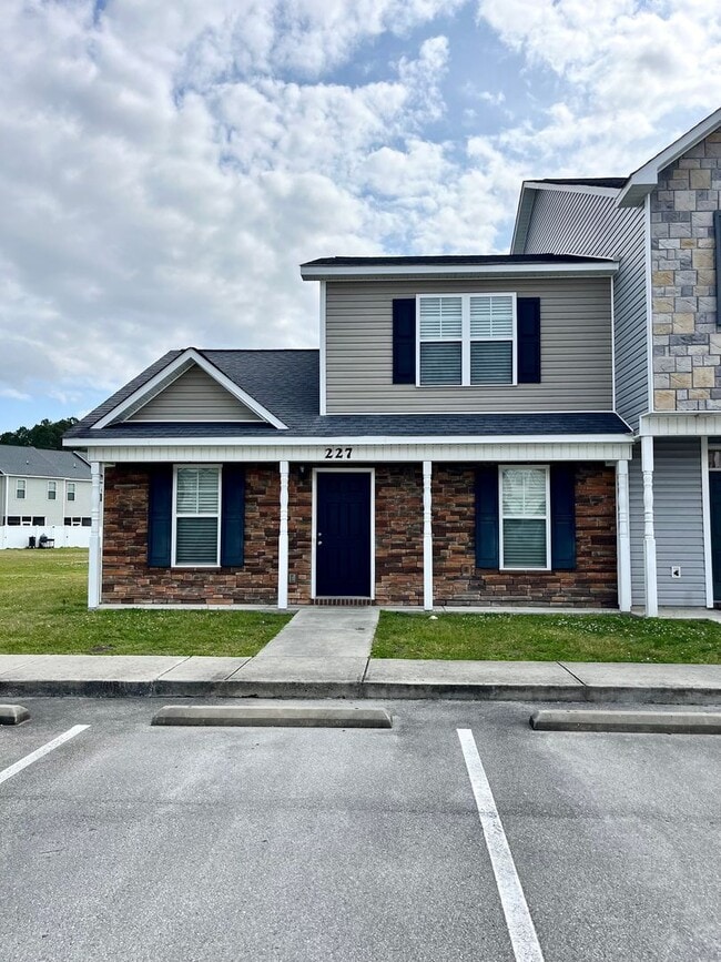 Building Photo - 3BR 3BTH Townhome with Screened patio and ...