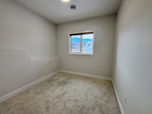 Photo - 380 Lawthorn Wy SE