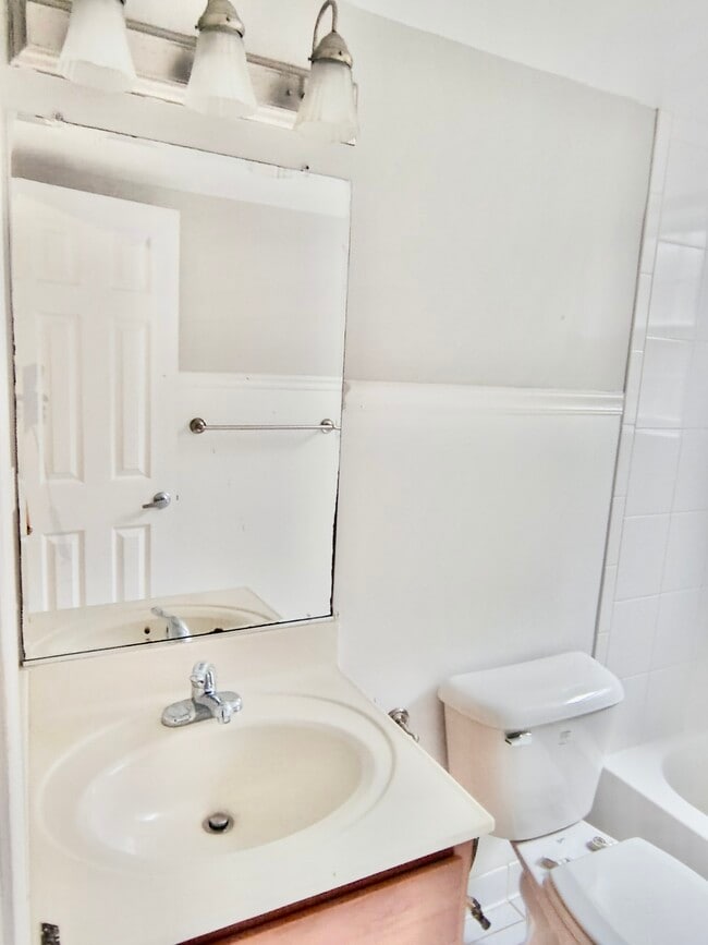 Building Photo - 19 Post Office Ave Unit 1