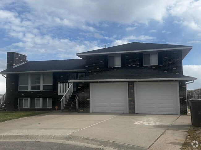 Building Photo - 2061 Royal Ct Rental