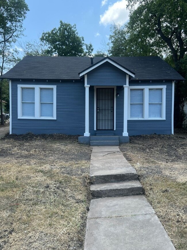 Building Photo - Updated 2 Bed 1 Bath