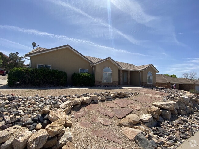Building Photo - Welcome Home! Lovely 3 bed 2 bath home.