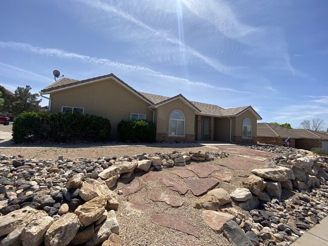 Welcome Home! Lovely 3 bed 2 bath home. - Welcome Home! Lovely 3 bed 2 bath home.