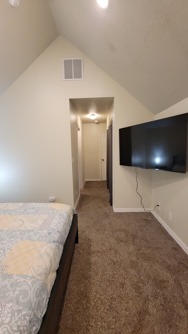 Photo - 2127 S Leadville Ave Unidad #1 Master Bedroom