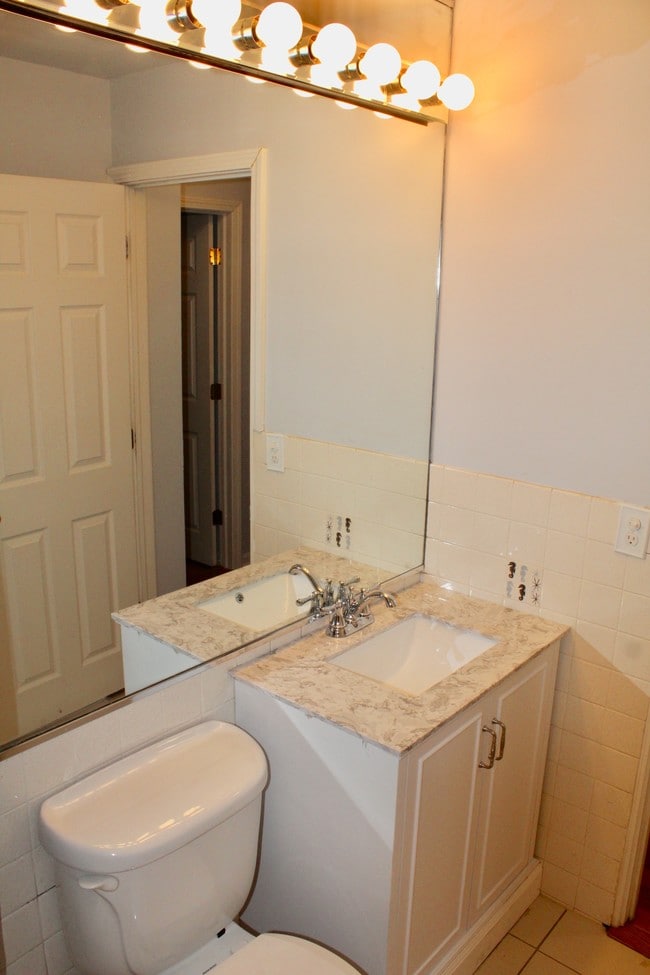 Nicely painted, and tiled bathroom - 426 W Barry Ave Unit 205