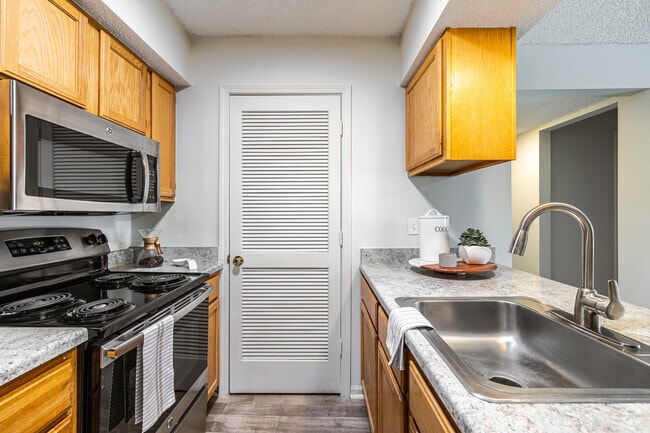 The Riviera II - Kitchen - Hunter's Pointe Apartments