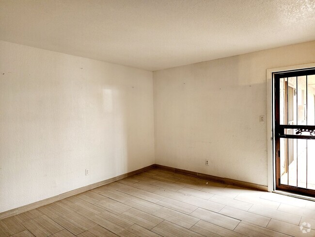 Building Photo - 2 Bedroom Condo near GCU! Unit 7