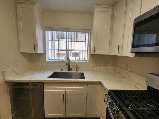 Photo - 1118 N Kenmore Ave Unit 2