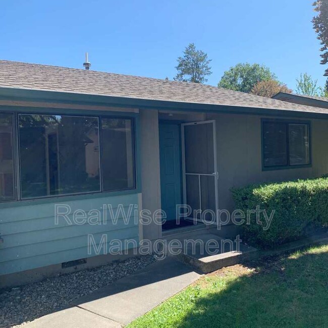Building Photo - 247 SW Rogue River Ave Unit B Rental