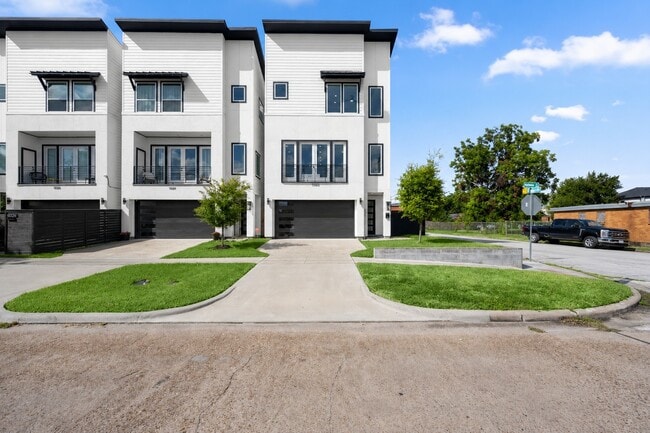 Building Photo - 3022 Holman St