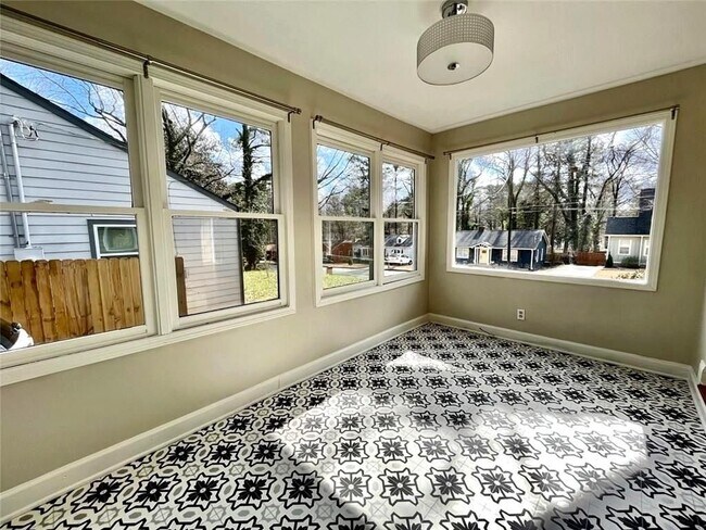 Photo - 1449 Lynford Dr SW