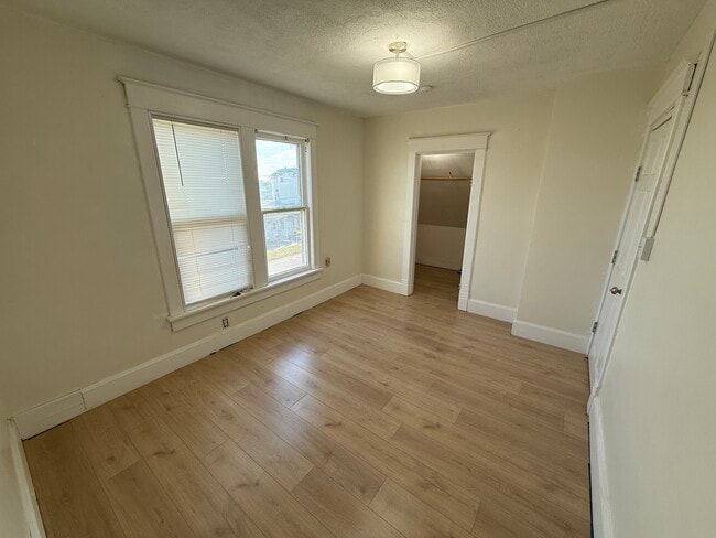 Photo - 2-912 E 6th St