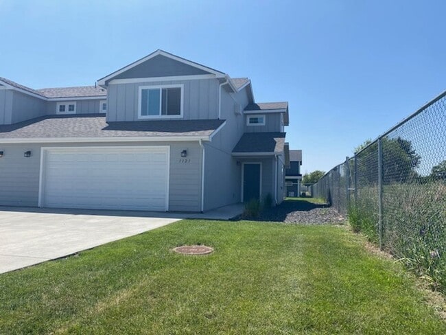 Building Photo - Stunning 4 Bedroom 2.5 Bath Duplex town ho... Unit 1109 Rental