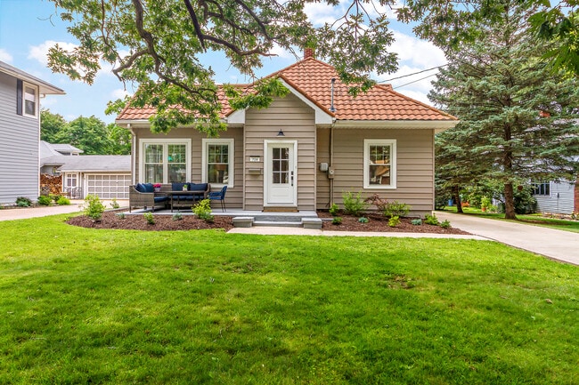 Building Photo - 724 Warner Ave