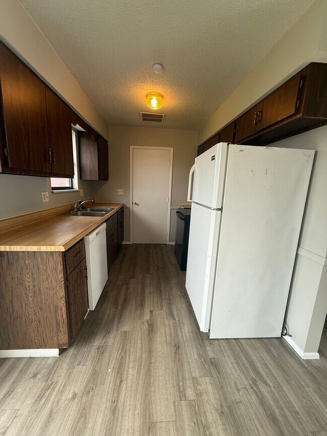 Photo - Spacious 2 bedroom 1 bathroom duplex in a great location!