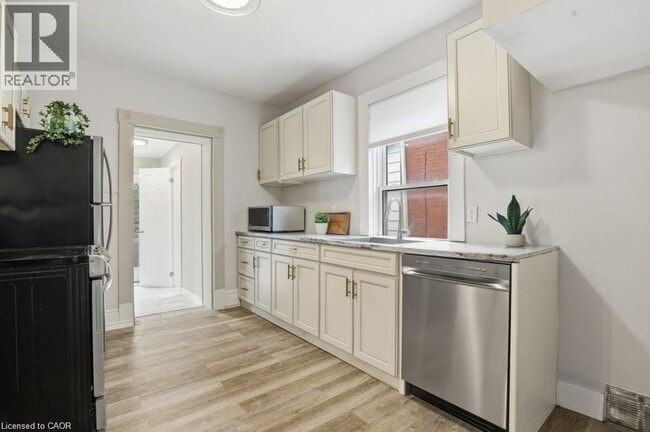 Photo - 391 Douro St