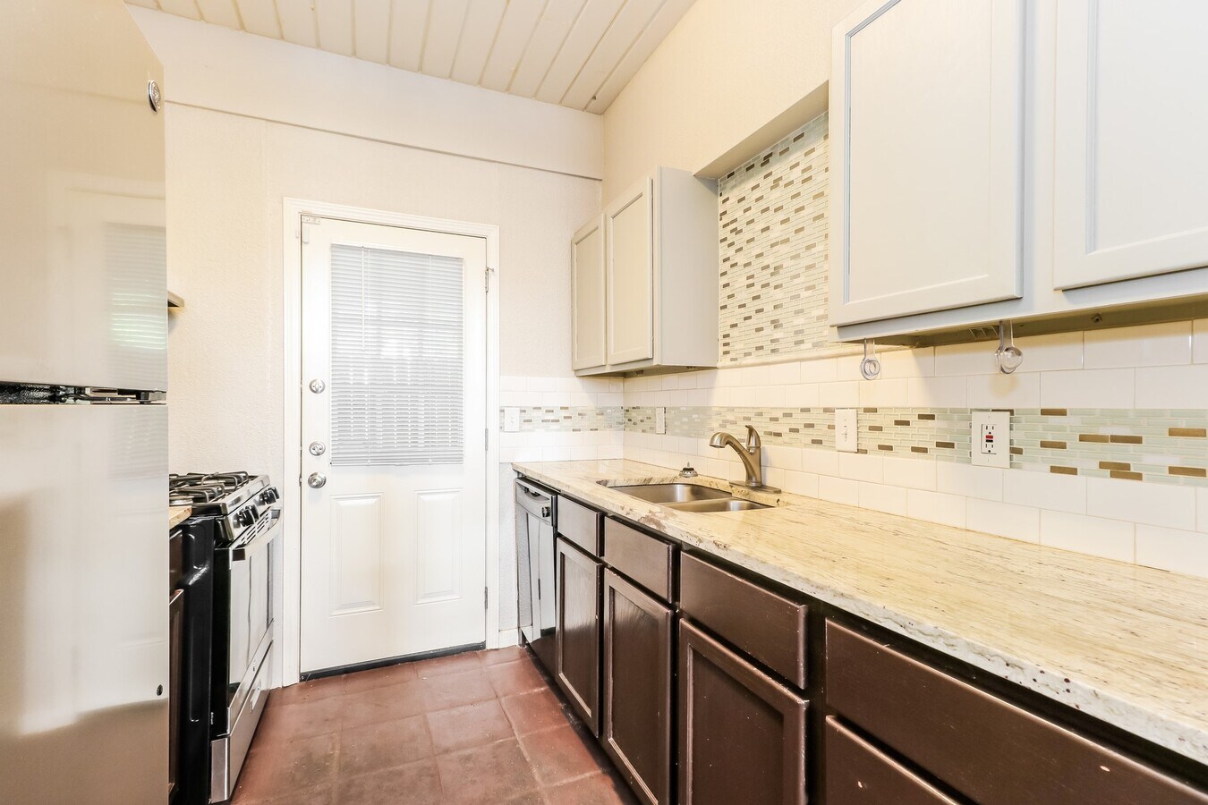 Photo - 2 Lakeway St