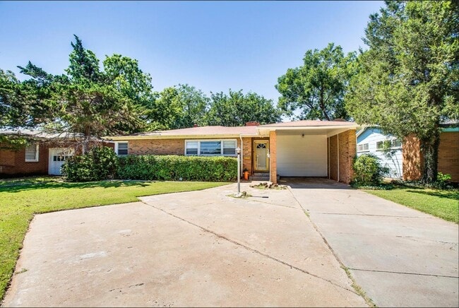 Photo - 3 Bedroom 2 Bathroom house with lots of Character!