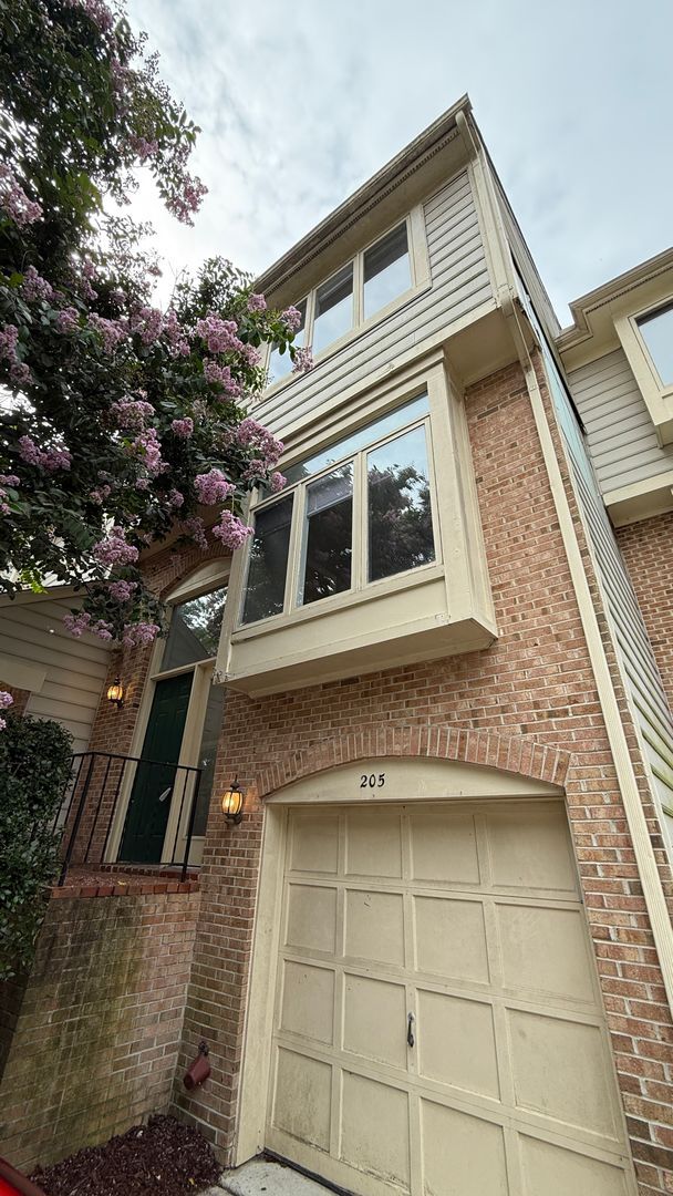Building Photo - Occoquan Townhouse