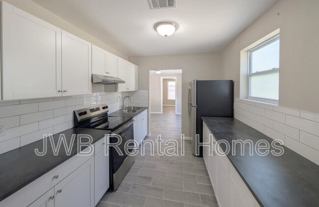 Photo - 1043 W 31st St