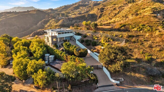 2915 Tuna Canyon Rd