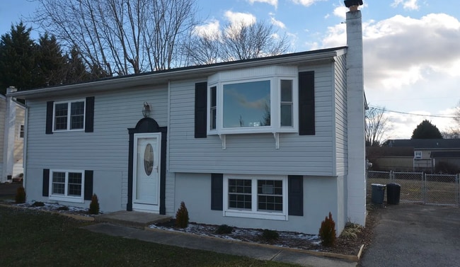 Building Photo - Move-In Ready 4-Bedroom Single Family Home...