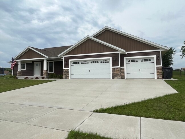 Building Photo - 5 Bed / 3 Bath Home in Tomah, WI!