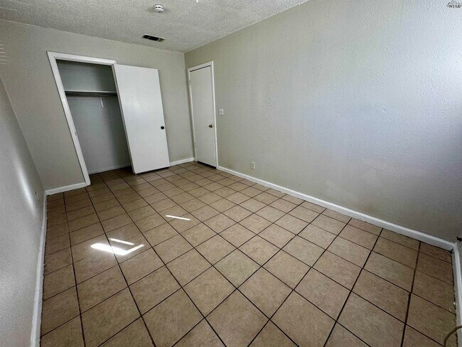 Photo - 1616 Britain St