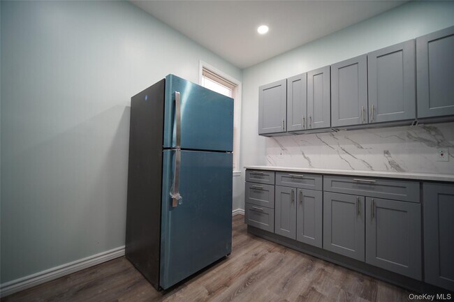 Photo - 723 E 227th St