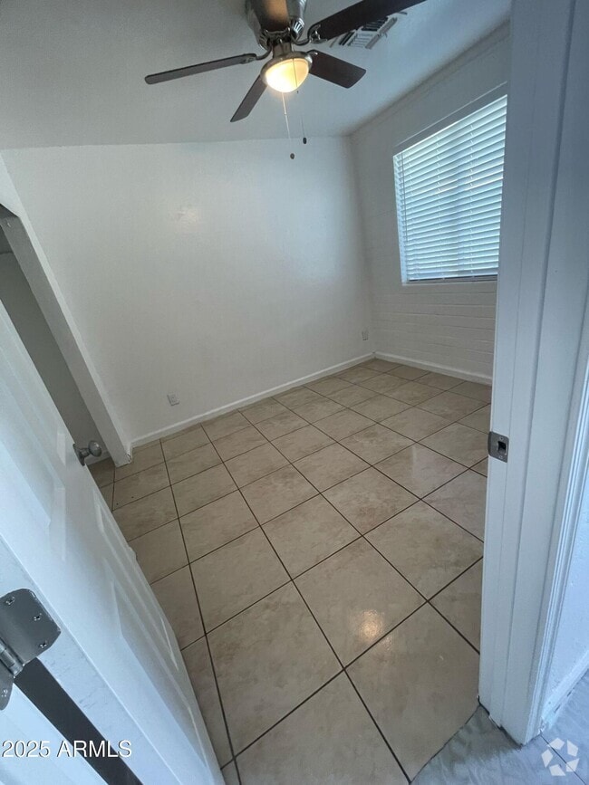 Building Photo - 3232 W Jackson St Unit 1 Rental
