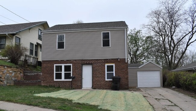 Building Photo - 2325 S Clinton St Rental