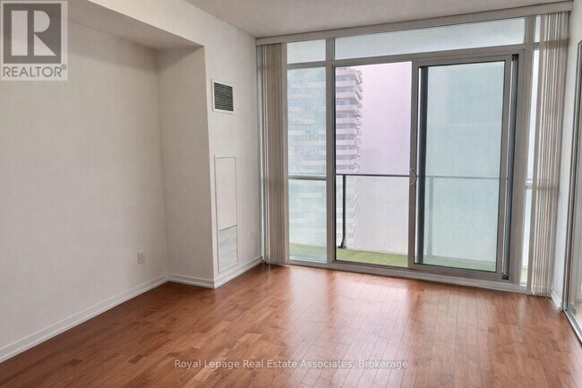 Photo - 65 Bremner Blvd Unité 4211