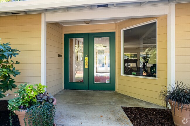 Photo - Water's Edge Apartments