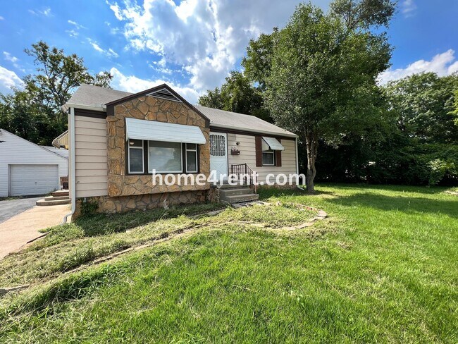 Building Photo - Cozy Ranch Style Home in KCMO w/ Wood Floors and a Fenced in Yard!