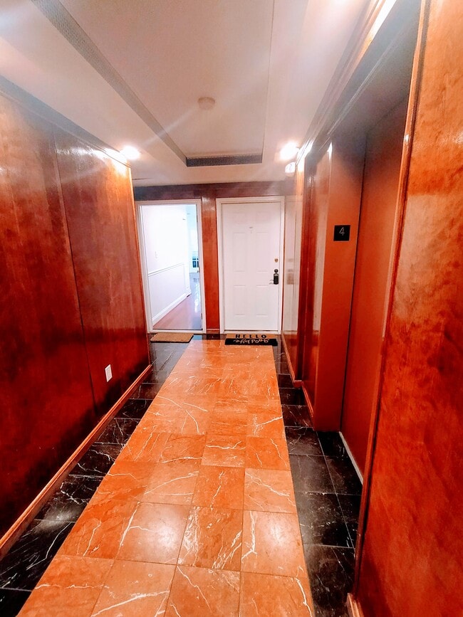 Entrada al condominio - 1125 12th St NW Unidad 42