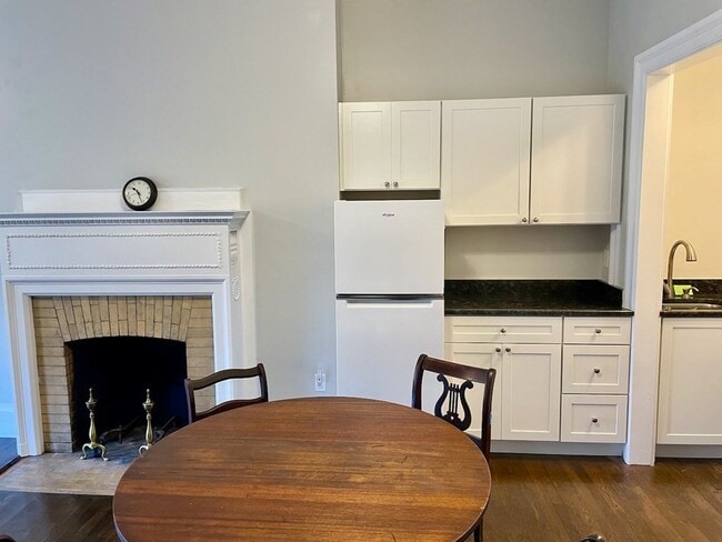 Building Photo - 174 Commonwealth Ave Unit 7